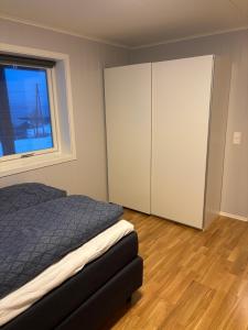 Postel nebo postele na pokoji v ubytování Arctic View Apartment - Country Retreat near Tromso + 6 fotografií