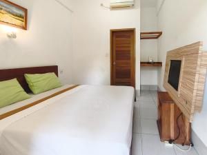 Μια τηλεόραση ή/και κέντρο ψυχαγωγίας στο BC Inn Senggigi RedPartner +31 φωτογραφίες