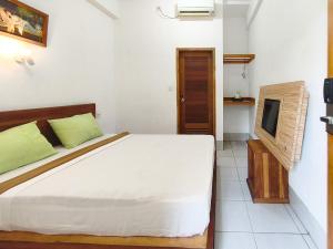 Μια τηλεόραση ή/και κέντρο ψυχαγωγίας στο BC Inn Senggigi RedPartner