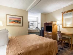 TV a/nebo společenská místnost v ubytování Quality Inn