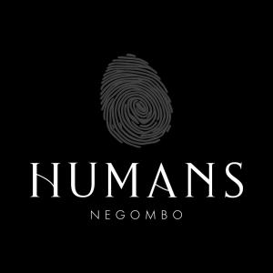 ein Logo mit einem Fingerabdruck auf schwarzem Hintergrund in der Unterkunft Seaport Negombo in Negombo