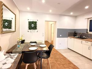 eine Küche und ein Esszimmer mit Tisch und Stühlen in der Unterkunft Femo - Royal Siegen - Oberstadt - separater Eingang - zentral in Siegen