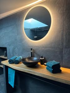 Un baño con un lavabo y un espejo. en la grange de Guew, en Guewenheim 13 fotos más