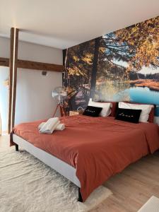 1 dormitorio con 1 cama grande de color rojo y ventana grande en la grange de Guew, en Guewenheim