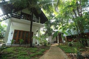 ein Haus mitten im Wald in der Unterkunft Scenic Cottage Sigiriya in Sigiriya