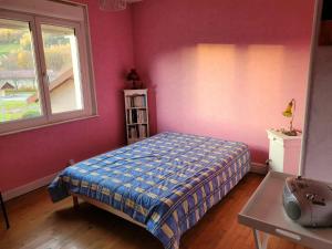 Postel nebo postele na pokoji v ubytování Chez Mamie Le charme d'hier La douceur d'aujourd'hui