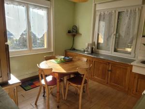 Kuchyň nebo kuchyňský kout v ubytování Chez Mamie Le charme d'hier La douceur d'aujourd'hui