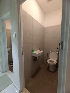 une salle de bains avec toilettes et lavabo dans l'établissement Villa Vigga Sanur, à anur 17 autres photos