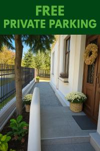 een bord met de tekst gratis privéparkeergelegenheid naast een huis bij Apartamenty CAPPUCCINO in Przemyśl