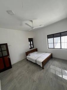 Cette grande chambre blanche comprend un lit. dans l'établissement Charming Retreat, à Matara