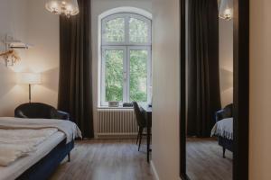 una habitación de hotel con una cama y una ventana en Home Hotel Norre Park, en Halmstad