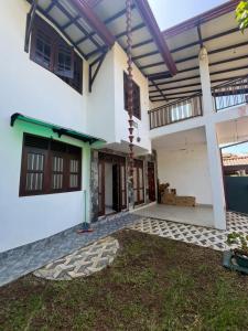 une maison avec une cour en face dans l'établissement Charming Retreat, à Matara