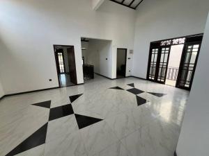 une grande pièce avec des carreaux noirs et blancs au sol dans l'établissement Charming Retreat, à Matara