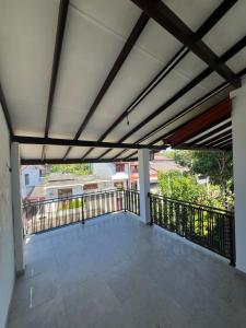 une terrasse avec un auvent au-dessus d'un balcon dans l'établissement Charming Retreat, à Matara