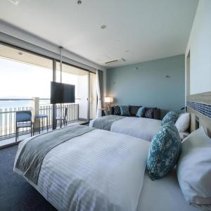 een hotelkamer met twee bedden en een flatscreen-tv bij Goto Tsubaki Hotel in Hukue +92 foto's