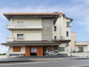 een gebouw met graffiti op de zijkant bij Tabist Marutora Bekkan Nishio Kira in Yoshida