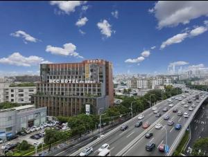 広州市にあるChenlong Cafe Hotelの車の街道