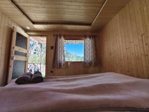 ein großes Bett in einem Zimmer mit Fenster in der Unterkunft Outback Cottages and Camps in Saturang