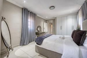 Ένα ή περισσότερα κρεβάτια σε δωμάτιο στο White Rose Villa +7 φωτογραφίες