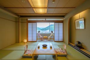 uma sala com uma mesa e cadeiras e uma janela em Tendo Hotel em Tendo