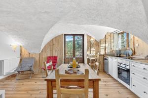 Η κουζίνα ή μικρή κουζίνα στο Gite du lézard +23 φωτογραφίες