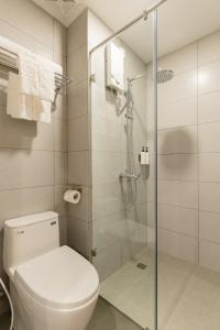 Ένα μπάνιο στο Bcons City Hotel