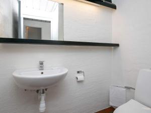 ein Badezimmer mit Waschbecken, Spiegel und Toilette in der Unterkunft 6 person holiday home in Brovst in Brovst