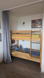 シャイデックにあるFerienwohnung Allgäu-Harmonie - Pool, Sauna, Bergblick, 2 Zimmerの二段ベッドが2つある寝室