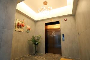 a lobby with a door and a vase of flowers at 호텔 마리스테이 태안 in Taean +19 photos
