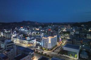 a view of a city at night with at 호텔 마리스테이 태안 in Taean