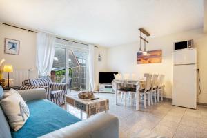 a living room with a couch and a table at Kranich in Pruchten