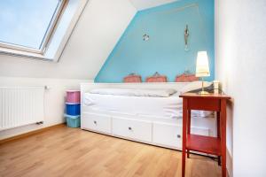 a bedroom with a white bed with a blue ceiling at Kranich in Pruchten