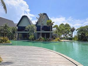 Bazén v ubytování Quenzo Beach Resort nebo v jeho okolí