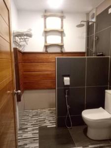 een badkamer met toilet en glazen deur bij Beach Box Perhentian in Kampong Pasir Hantu