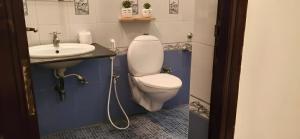 Un baño con un inodoro blanco y un lavabo. en ET's Casa Amerille, en Pondicherry