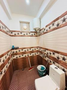 德拉敦Kamlam Homes - Kalagaon Retreat的客房内的卫生间