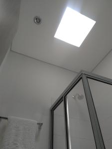 辛塞莱霍Hotel Boutique Santorini Class的带淋浴的浴室内的天窗 更多37张照片