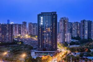 eine Skyline der Stadt bei Nacht mit hohen Gebäuden in der Unterkunft JI Hotel Chengdu Sichuan Normal University in Chengdu