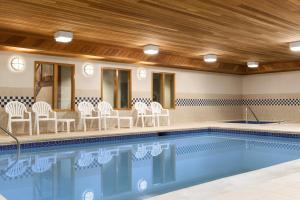 Majoituspaikassa Country Inn & Suites by Radisson, Lehighton-Jim Thorpe, PA tai sen lähellä sijaitseva uima-allas