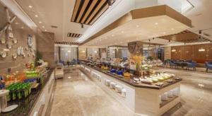 een lobby van een hotel met een buffet bij The Long Red Hotel Daye Huangshi in Daye