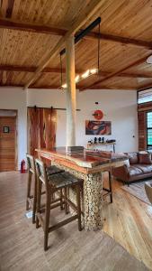 Χώρος καθιστικού στο The WildFoot Cabins