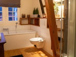 Koupelna v ubytování N5Quartier + 36 fotografií