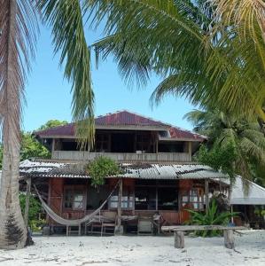 Savana Cottages في Letman: منتجع على الشاطئ فيه نخل