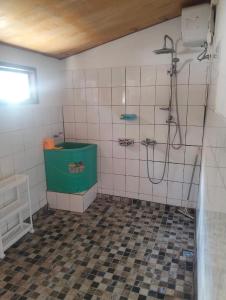 Savana Cottages في Letman: حمام مع دش وأرضية من البلاط