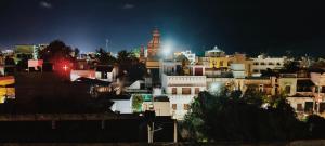 una vista de una ciudad de noche en ET's Casa Amerille, en Pondicherry