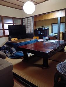 Μια τηλεόραση ή/και κέντρο ψυχαγωγίας στο 横城ゲストハウス 自然豊かなプライベート空間 古民家一棟貸しの宿