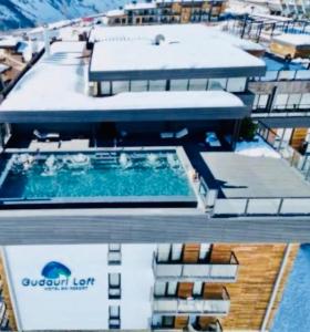una vista sulla piscina di una nave da crociera di Gudauri Loft (Mgzavrebi) a Gudauri