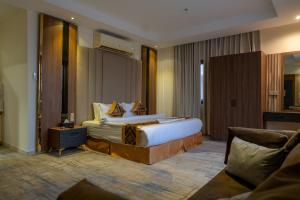 een hotelkamer met een bed en een bank bij فندق بالم بوتيك النهضة in Jeddah +37 foto's