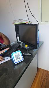 escritorio con monitor de ordenador y teclado en Guru residency, en Bangalore