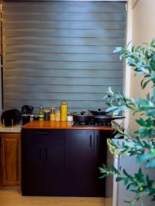 una cucina con bancone e pentole. di Cozy stay a Dar es Salaam